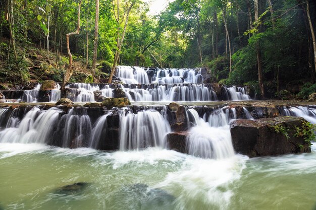 Waterval in Namtok Samlan Nationaal Park Saraburi Thailand