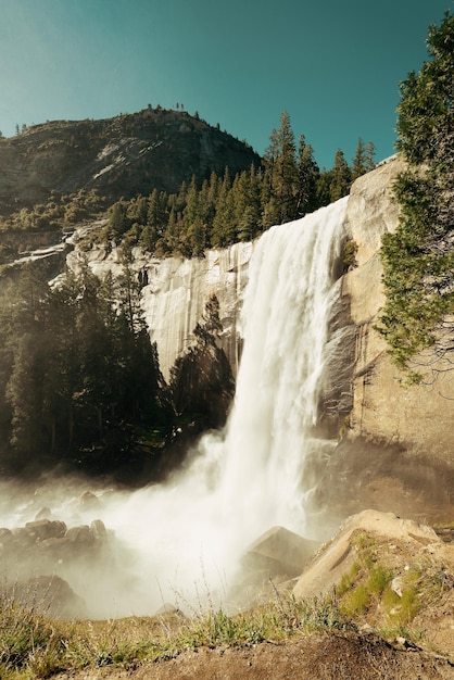 Gratis foto watervallen in yosemite national park in californië