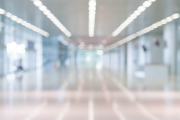 Gratis Foto wazig abstracte achtergrond interieur bekijken uitkijken naar de lege kantoor lobby en toegangsdeuren en glazen gordijn muur met frame