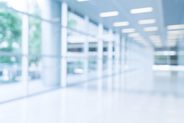 Gratis Foto wazig abstracte achtergrond interieur bekijken uitkijken naar de lege kantoor lobby en toegangsdeuren en glazen gordijn muur met frame