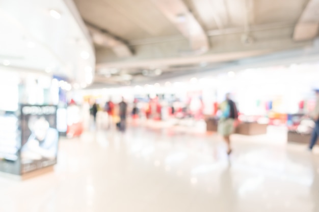 Gratis foto wazig luchthaven met toeristen