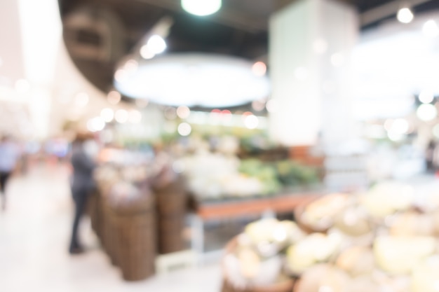 Wazig oog van de vrouw in de supermarkt