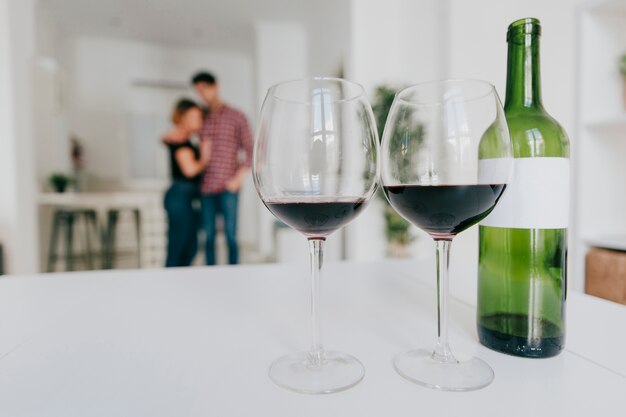 Wazig paar en glazen wijn