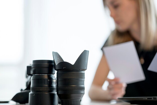 Wazig vrouw kiezen tussen meerdere foto's