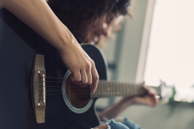 Gratis foto wazig vrouw met gitaar