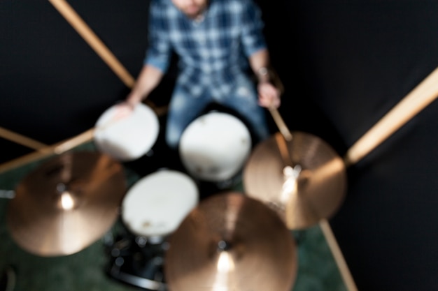 Gratis foto wazige drummer