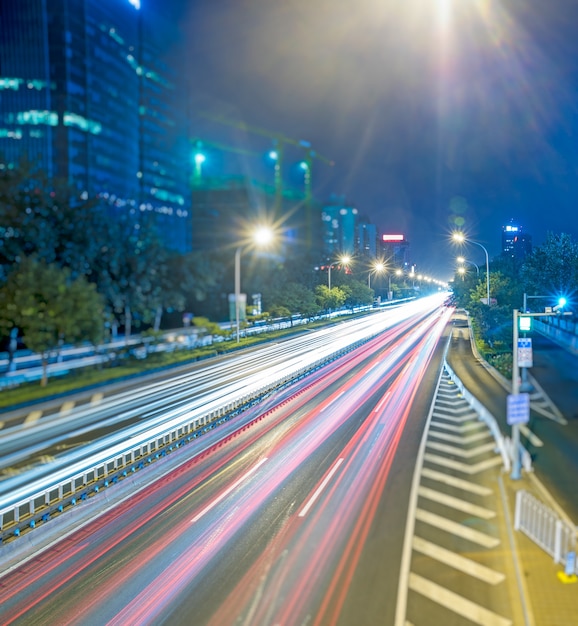 Wazige verkeerslichten over de weg in de nacht