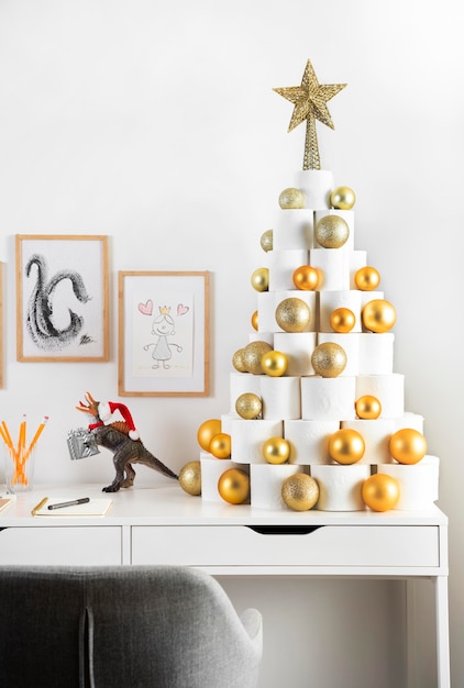 Gratis foto wc-papier kerstboom op tafel