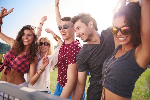 We zouden feestbeesten moeten worden genoemd