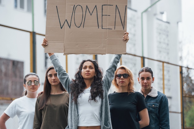 Gratis foto we zullen worden gehoord. een groep feministische vrouwen protesteert buitenshuis voor hun rechten