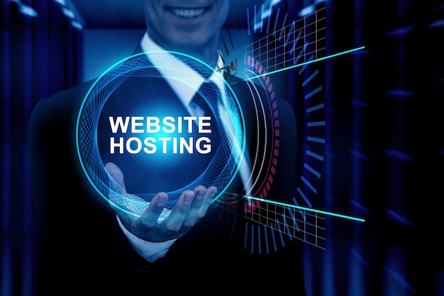 Website hosting met smiley man in pak