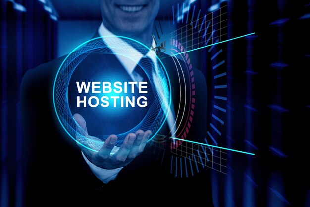 Website hosting met smiley man in pak