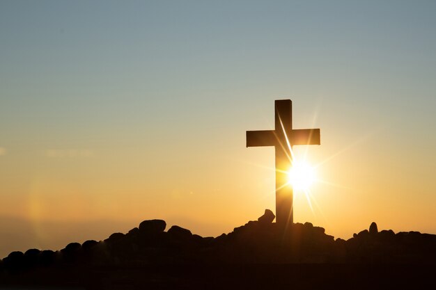 Wederopstanding concept: Kruisiging van Jezus Christus Kruis bij zonsondergang