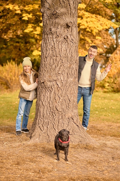 Weekend. Een schattig gezin dat samen tijd doorbrengt in het park