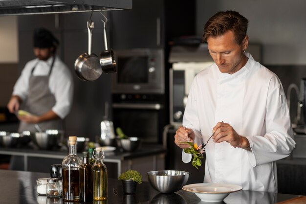 Weergave van chef-kok aan het werk in de keuken