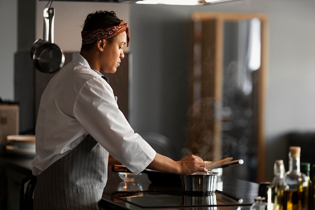 Weergave van chef-kok aan het werk in de keuken