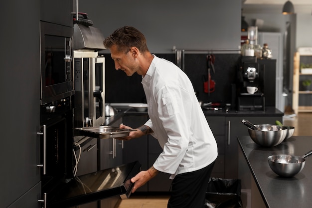 Weergave van chef-kok aan het werk in de keuken