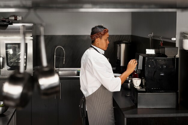 Weergave van chef-kok aan het werk in de keuken