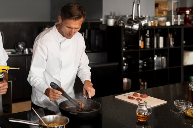 Weergave van chef-kok aan het werk in de keuken