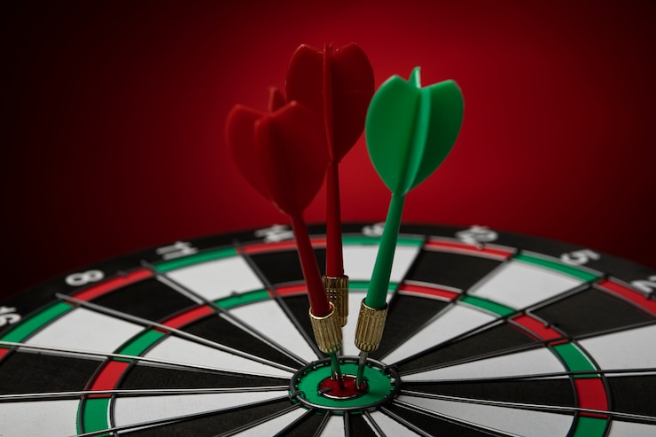 Gratis Foto weergave van dartbord met bullseye pijlpunten