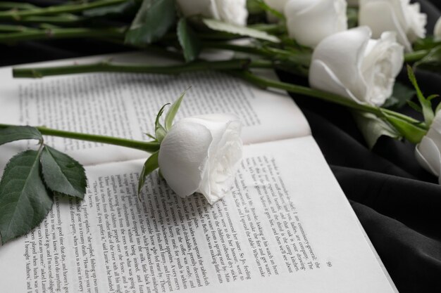 Weergave van delicate witte rozen met boek