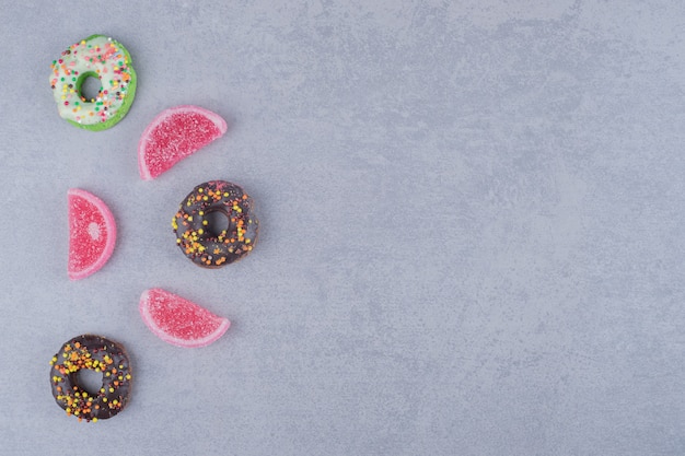 Weergave van donuts en marmelades op marmeren oppervlak