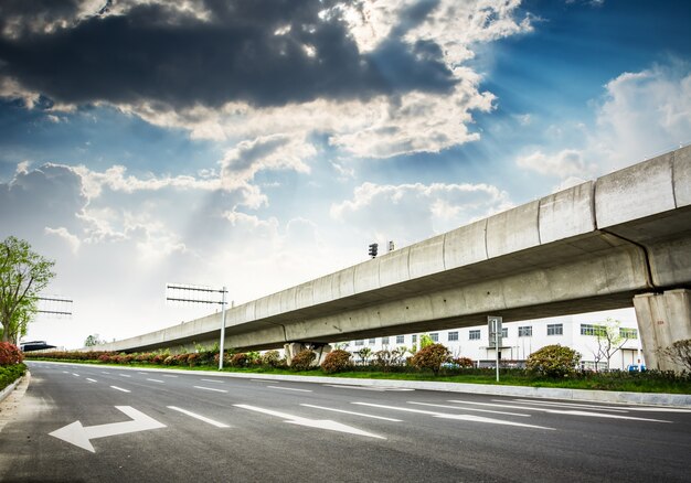 Weergave van een viaduct met hoge snelheid