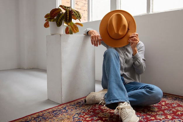 Gratis foto weergave van een vrouw met een stijlvolle fedorahoed