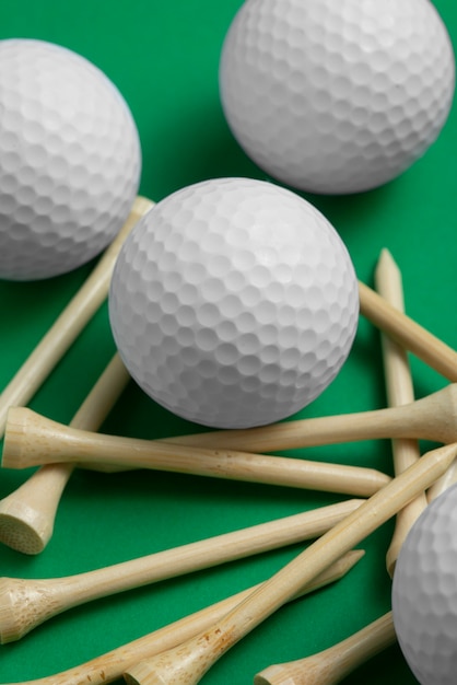 Gratis foto weergave van golfballen met andere parafernalia