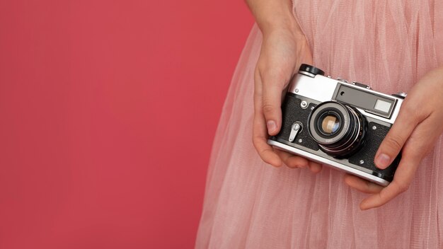 Gratis foto weergave van houder van professionele digitale camera