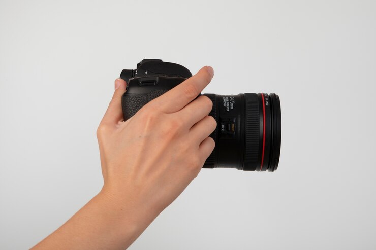 Gratis Foto weergave van houder van professionele digitale camera