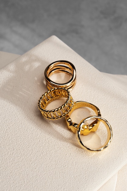 Gratis foto weergave van luxe gouden ring op display van vilten sieraden
