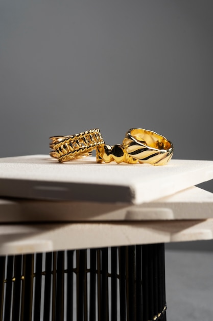 Weergave van luxe gouden ring op display van vilten sieraden