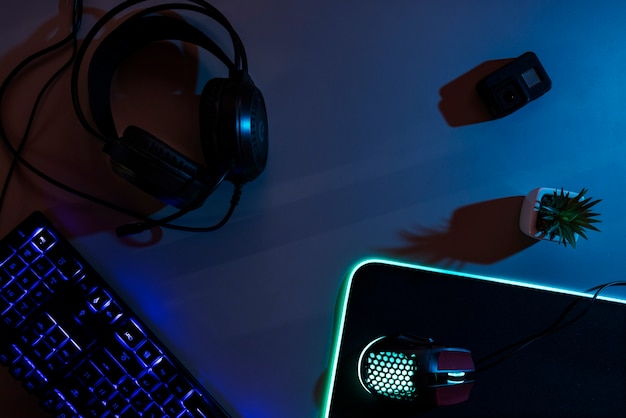 Weergave van neon verlichte gaming desk-opstelling met toetsenbord