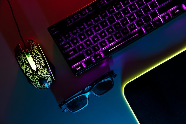 Weergave van neon verlichte gaming desk-opstelling met toetsenbord