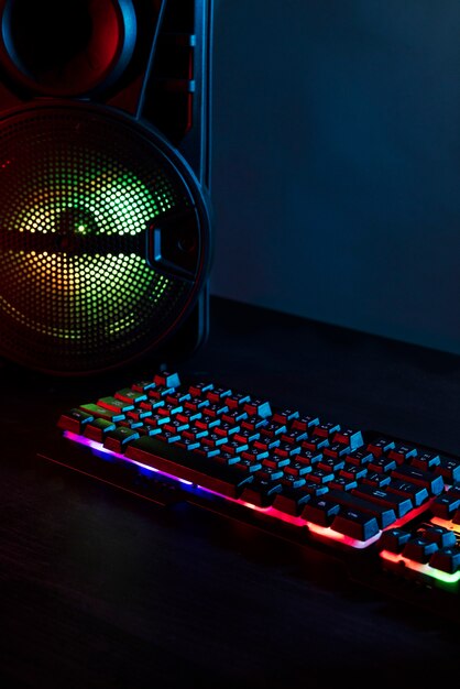 Weergave van neon verlichte gaming desk-opstelling met toetsenbord