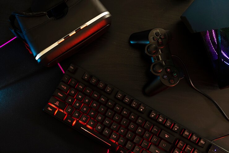 Gratis Foto weergave van neon verlichte gaming desk-opstelling met toetsenbord