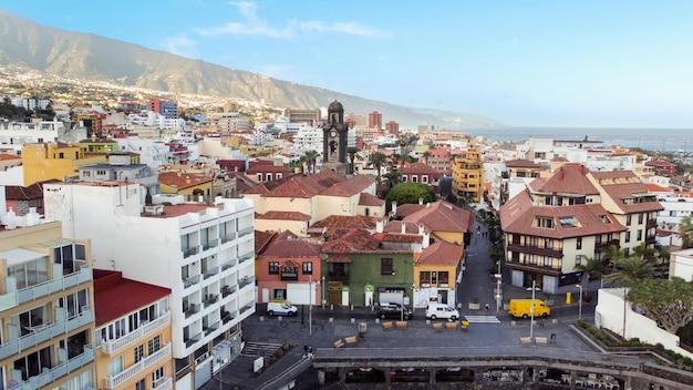Weergave van puerto de la cruz in tenerife canarische eilanden meerdere woongebouwen atlantische oceaan
