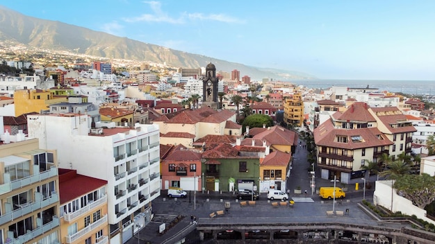 Gratis foto weergave van puerto de la cruz in tenerife canarische eilanden meerdere woongebouwen atlantische oceaan