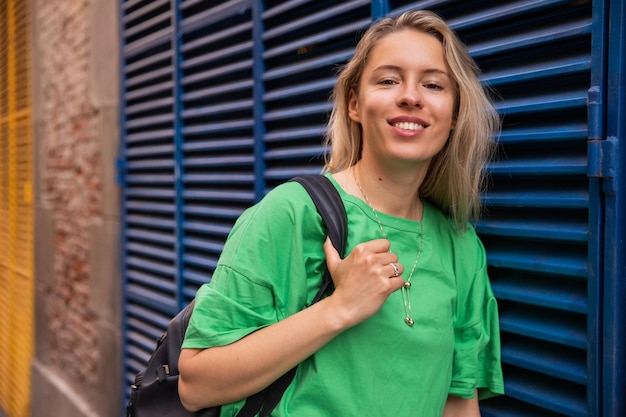 Gratis foto weergave van schattige vrouw die lacht op straat