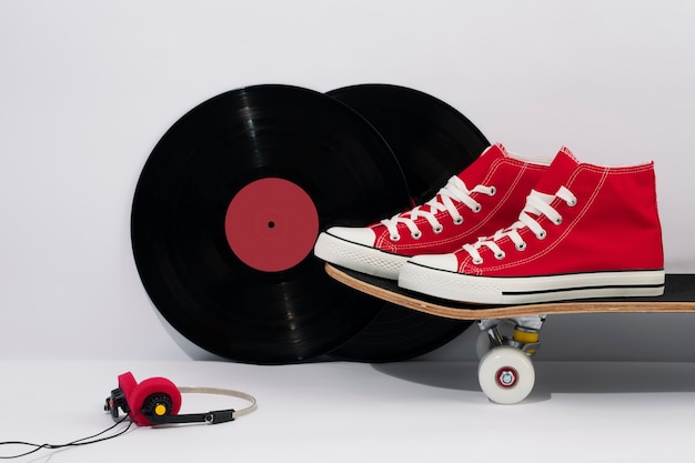 Weergave van skateboard met retro memorabilia