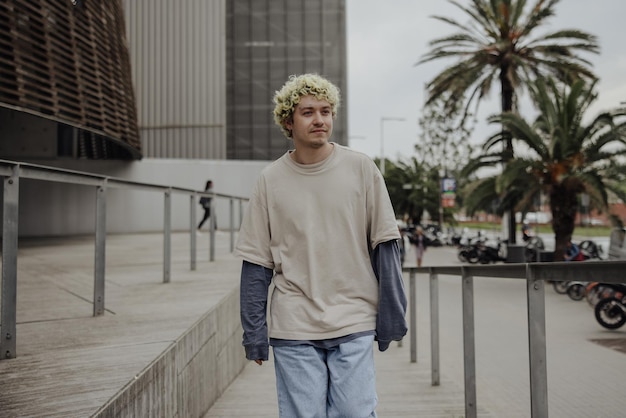 Gratis foto weergave van stijlvolle man wandelen in de stad