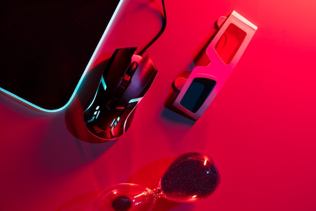 Weergave van verlichte neon gaming desk-opstelling met 3D-bril