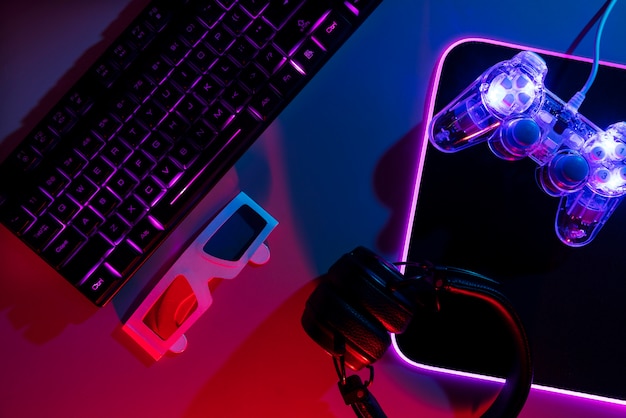 Weergave van verlichte neon gaming-toetsenbordconfiguratie en controller