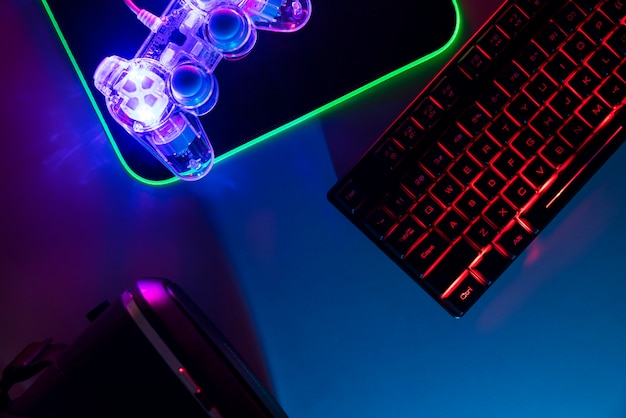Weergave van verlichte neon gaming-toetsenbordconfiguratie en controller