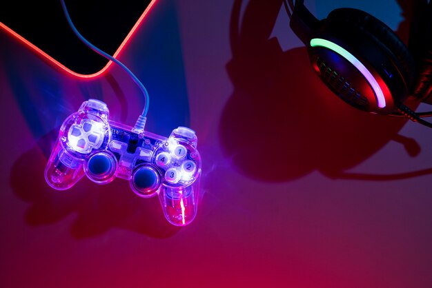 Weergave van verlichte neon gaming-toetsenbordconfiguratie en controller