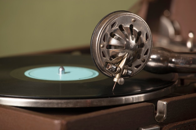 Gratis foto weergave van vintage platenspeler met vinyl schijf