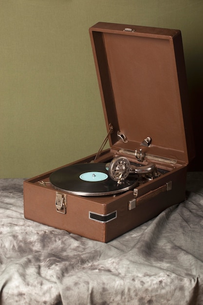 Gratis foto weergave van vintage platenspeler met vinyl schijf