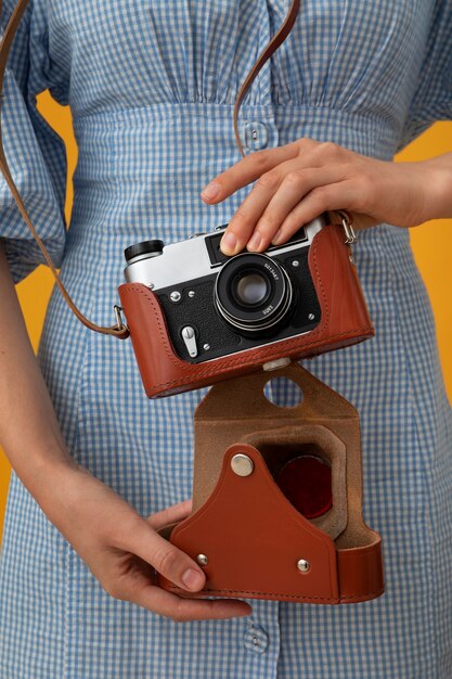 Weergave van vrouw met behulp van professionele camera