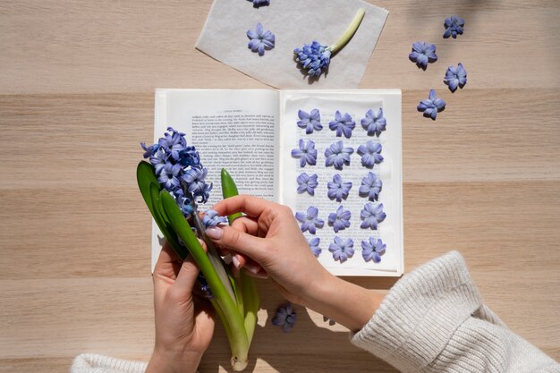 Weergave van vrouwelijke ambachtelijke persende bloemen